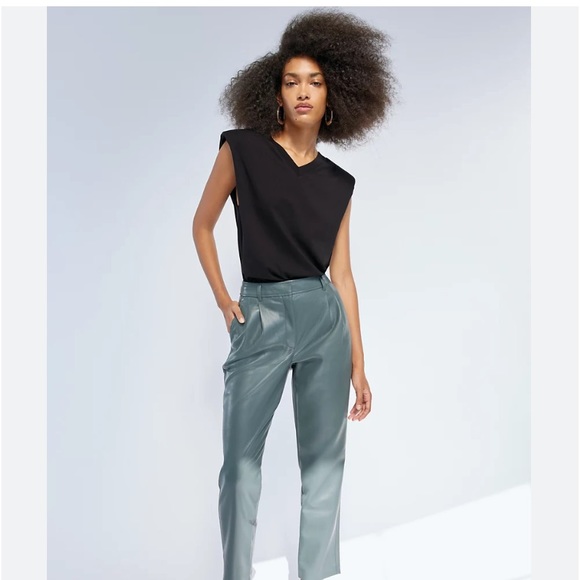 Aritzia Shoulder Pad V-Neck - Picture 4 of 5